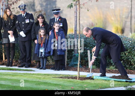 Der Duke of Cambridge pflanzt einen Kirschbaum im Gedenkgarten der Metropolitan Police, um seinen Besuch zu feiern, bei dem er an der Metropolitan Police Service Passing Out Parade teilnahm, um die Graduierung von 182 neuen Rekruten an der Met's Police Academy in Hendon zu feiern. Mit: Duke of Cambridge, Prince William Wo: London, Großbritannien Wann: 03. November 2017 Credit: John Rainford/WENN.com Stockfoto