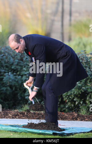 Der Duke of Cambridge pflanzt einen Kirschbaum im Gedenkgarten der Metropolitan Police, um seinen Besuch zu feiern, bei dem er an der Metropolitan Police Service Passing Out Parade teilnahm, um die Graduierung von 182 neuen Rekruten an der Met's Police Academy in Hendon zu feiern. Mit: Duke of Cambridge, Prince William Wo: London, Großbritannien Wann: 03. November 2017 Credit: John Rainford/WENN.com Stockfoto