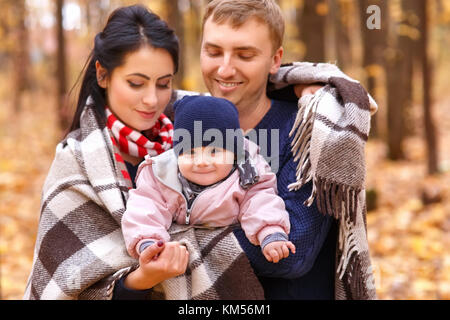 Mama und Papa Holding Baby Mädchen in Händen Stockfoto