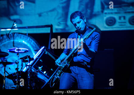 Der US-amerikanische Musiker und Gitarrist Jesse Tobias konzertiert mit Morrissey im Kölner Palladium. Jesse Tobias spielte früher Gitarre für Künstler wie Red Hot Chili Peppers und Alanis Morissette. Deutschland, 01/10 2015. Stockfoto