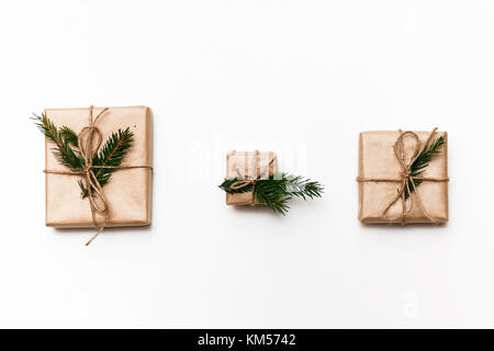 Drei Vintage Geschenkboxen mit Fichte Äste auf weißem Hintergrund isoliert, Ansicht von oben Stockfoto