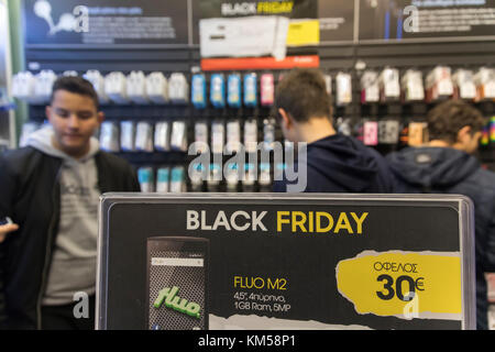 Thessaloniki, Griechenland - 24. November 2017. Leute shop in einem Kaufhaus beim Einkaufsbummel am Schwarzen Freitag Angebote, die an der nördlichen griechischen Stadt Thess Stockfoto