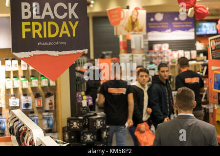 Thessaloniki, Griechenland - 24. November 2017. Leute shop in einem Kaufhaus beim Einkaufsbummel am Schwarzen Freitag Angebote, die an der nördlichen griechischen Stadt Thess Stockfoto