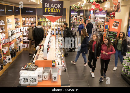 Thessaloniki, Griechenland - 24. November 2017. Leute shop in einem Kaufhaus beim Einkaufsbummel am Schwarzen Freitag Angebote, die an der nördlichen griechischen Stadt Thess Stockfoto