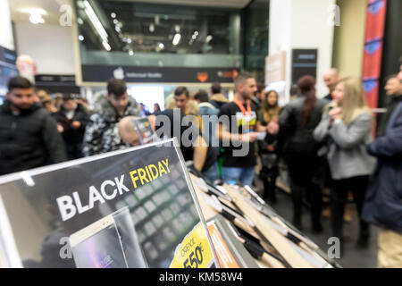 Thessaloniki, Griechenland - 24. November 2017. Leute shop in einem Kaufhaus beim Einkaufsbummel am Schwarzen Freitag Angebote, die an der nördlichen griechischen Stadt Thess Stockfoto