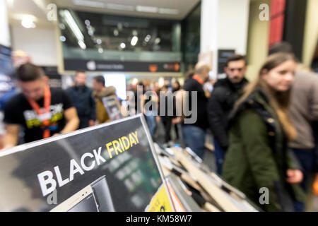 Thessaloniki, Griechenland - 24. November 2017. Leute shop in einem Kaufhaus beim Einkaufsbummel am Schwarzen Freitag Angebote, die an der nördlichen griechischen Stadt Thess Stockfoto