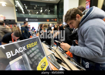 Thessaloniki, Griechenland - 24. November 2017. Leute shop in einem Kaufhaus beim Einkaufsbummel am Schwarzen Freitag Angebote, die an der nördlichen griechischen Stadt Thess Stockfoto