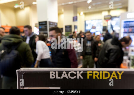 Thessaloniki, Griechenland - 24. November 2017. Leute shop in einem Kaufhaus beim Einkaufsbummel am Schwarzen Freitag Angebote, die an der nördlichen griechischen Stadt Thess Stockfoto