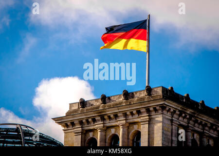 Deutsche Fahne schwenkten. vom Parlament reichtag in Berlin Stockfoto