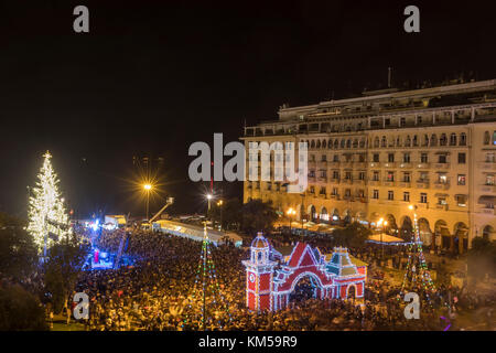 Thessaloniki, Griechenland - 30 November, 2017: Masse von Menschen in den Aristoteles Platz in Thessaloniki sieht den Weihnachtsbaum in der Weihnachtszeit. Stockfoto