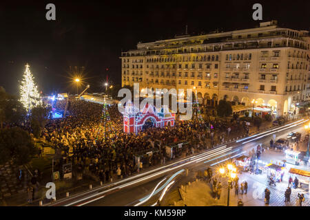 Thessaloniki, Griechenland - 30 November, 2017: Masse von Menschen in den Aristoteles Platz in Thessaloniki sieht den Weihnachtsbaum in der Weihnachtszeit. Stockfoto