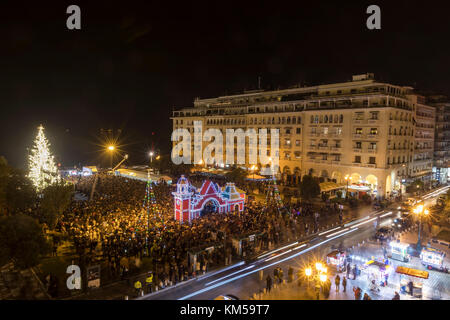 Thessaloniki, Griechenland - 30 November, 2017: Masse von Menschen in den Aristoteles Platz in Thessaloniki sieht den Weihnachtsbaum in der Weihnachtszeit. Stockfoto