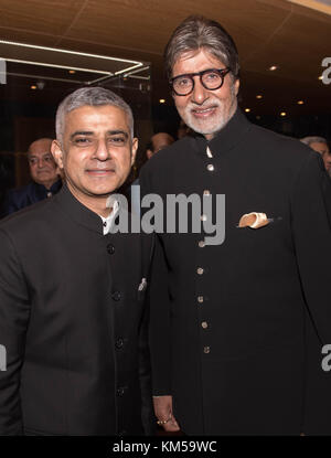 Erneut KORRIGIEREN NAMEN VON BACH BIS BACHCHAN Bürgermeister von London Sadiq Khan trifft Bollywood Film Schauspieler und Produzent Amitabh Bachchan bei einem Empfang und Abendessen von der milliardenschwere Geschäftsmann macht Ambani in Mumbai gehostet werden. Der Bürgermeister befindet sich auf einer einwöchigen Besuch in der Region London zu fördern und die wirtschaftlichen und kulturellen Beziehungen zu beiden indischen und pakistanischen Städten zu stärken. Stockfoto