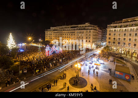 Thessaloniki, Griechenland - 30 November, 2017: Masse von Menschen in den Aristoteles Platz in Thessaloniki sieht den Weihnachtsbaum in der Weihnachtszeit. Stockfoto