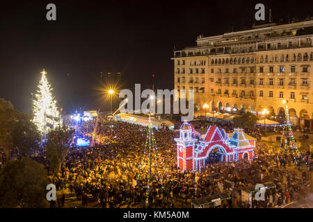 Thessaloniki, Griechenland - 30 November, 2017: Masse von Menschen in den Aristoteles Platz in Thessaloniki sieht den Weihnachtsbaum in der Weihnachtszeit. Stockfoto