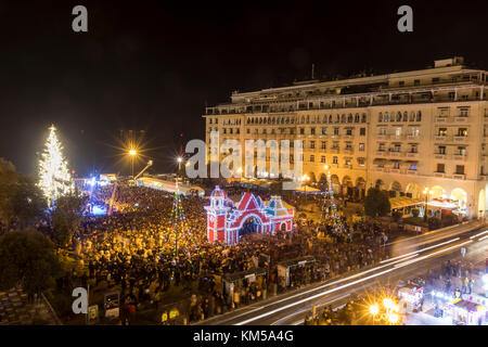 Thessaloniki, Griechenland - 30 November, 2017: Masse von Menschen in den Aristoteles Platz in Thessaloniki sieht den Weihnachtsbaum in der Weihnachtszeit. Stockfoto