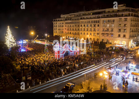 Thessaloniki, Griechenland - 30 November, 2017: Masse von Menschen in den Aristoteles Platz in Thessaloniki sieht den Weihnachtsbaum in der Weihnachtszeit. Stockfoto