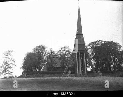 Die Kirche Pelarne in der Gemeinde Vimmerby in Schweden ist eine der ältesten Holzkirchen des Landes und stammt aus dem 13. Jahrhundert. Die Kirche verfügt über einen hölzernen Glockenturm, der um 1699 erbaut wurde und drei Glocken beherbergt, eine aus dem 13. Jahrhundert. Stockfoto