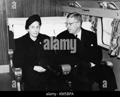 Ein Foto seiner Königlichen Hoheit König Gustaf VI. Adolf und Königin Louise, Mitglieder der schwedischen Königsfamilie. Sie sind bekannt für ihre Rolle in der schwedischen Geschichte und ihre Beiträge zur Monarchie im 20. Jahrhundert. Stockfoto