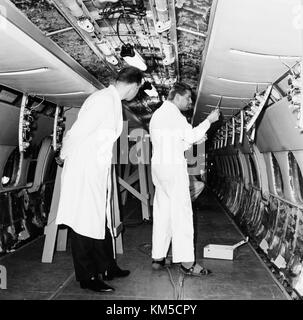 Dieses Foto von 1963 zeigt Wartungs- und Überholungsarbeiten am Flughafen Arlanda, Schweden. Sie hebt die technischen Aspekte des Flughafenbetriebs in den 1960er Jahren hervor Stockfoto
