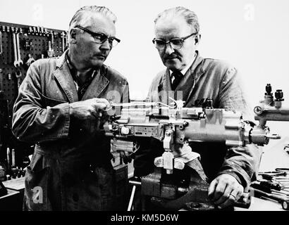 Dieses Bild zeigt Wartungs- und Überholungsaktivitäten am Flughafen Arlanda, Schweden, am 23. August 1967. Der Schwerpunkt liegt auf der hydraulischen Werkstatt (Hydralverkstad) und der Wartung eines Caravelle-Flugzeugs, wobei die Luftfahrtwartungspraktiken der damaligen Zeit hervorgehoben werden. Stockfoto