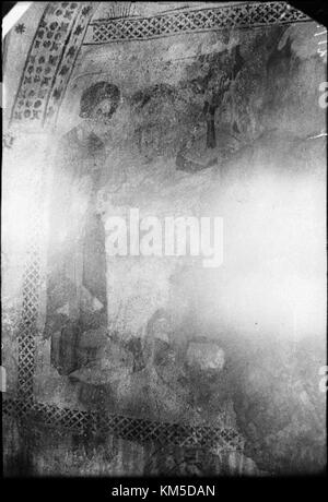 Die Rasbokils-Kirche in der Gemeinde Ã-sthammar im schwedischen Landkreis Uppsala ist eine mittelalterliche Steinkirche aus dem 12. Jahrhundert. Es ist im romanischen Stil mit einem rechteckigen Kirchenschiff, einem Chor und einer charakteristischen runden Apsis gestaltet. Die Kirche beherbergt mittelalterliche Wandgemälde und ein mittelalterliches Taufbecken, das seine historische und künstlerische Bedeutung widerspiegelt. Stockfoto