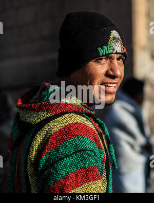 Die Zahl der Menschen, die zwischen Migration, Unnachgiebigkeit, Marginalisierung, Armut und Drogen gefangen sind, nimmt zu, sie verbringen Tage und Nächte auf der Straße neben den Gleisen und dem mexikanischen Bahnhof zwischen den Stadtteilen San Luis und Las Amapolas. Der nördliche Ausgang von Hermosillo, Sonora, Mexiko. Viele reisen nach Norden auf der Suche nach dem amerikanischen Traum, andere gehen und kehren von Grenzgemeinden wie Nogales, Agua Prieta, Sásabe und Altar zurück, um mit den Drogenkartellen zu arbeiten, die Kokain- und Marihuana-Pakete überqueren, die die Dugla-Wüste, Tucson, Calexico und Maricopa nach irgendwo in die USA durchqueren Stockfoto