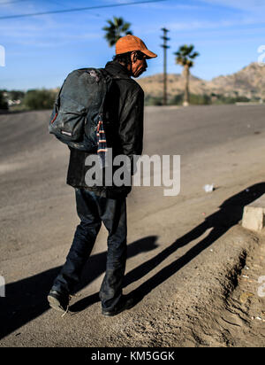 Die Zahl der Menschen, die zwischen Migration, Unnachgiebigkeit, Marginalisierung, Armut und Drogen gefangen sind, nimmt zu, sie verbringen Tage und Nächte auf der Straße neben den Gleisen und dem mexikanischen Bahnhof zwischen den Stadtteilen San Luis und Las Amapolas. Der nördliche Ausgang von Hermosillo, Sonora, Mexiko. Viele reisen nach Norden auf der Suche nach dem amerikanischen Traum, andere gehen und kehren von Grenzgemeinden wie Nogales, Agua Prieta, Sásabe und Altar zurück, um mit den Drogenkartellen zu arbeiten, die Kokain- und Marihuana-Pakete überqueren, die die Dugla-Wüste, Tucson, Calexico und Maricopa nach irgendwo in die USA durchqueren Stockfoto