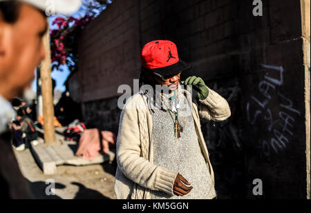 Die Zahl der Menschen, die zwischen Migration, Unnachgiebigkeit, Marginalisierung, Armut und Drogen gefangen sind, nimmt zu, sie verbringen Tage und Nächte auf der Straße neben den Gleisen und dem mexikanischen Bahnhof zwischen den Stadtteilen San Luis und Las Amapolas. Der nördliche Ausgang von Hermosillo, Sonora, Mexiko. Viele reisen nach Norden auf der Suche nach dem amerikanischen Traum, andere gehen und kehren von Grenzgemeinden wie Nogales, Agua Prieta, Sásabe und Altar zurück, um mit den Drogenkartellen zu arbeiten, die Kokain- und Marihuana-Pakete überqueren, die die Dugla-Wüste, Tucson, Calexico und Maricopa nach irgendwo in die USA durchqueren Stockfoto