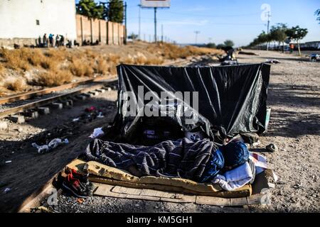 Die Zahl der Menschen, die zwischen Migration, Unnachgiebigkeit, Marginalisierung, Armut und Drogen gefangen sind, nimmt zu, sie verbringen Tage und Nächte auf der Straße neben den Gleisen und dem mexikanischen Bahnhof zwischen den Stadtteilen San Luis und Las Amapolas. Der nördliche Ausgang von Hermosillo, Sonora, Mexiko. Viele reisen nach Norden auf der Suche nach dem amerikanischen Traum, andere gehen und kehren von Grenzgemeinden wie Nogales, Agua Prieta, Sásabe und Altar zurück, um mit den Drogenkartellen zu arbeiten, die Kokain- und Marihuana-Pakete überqueren, die die Dugla-Wüste, Tucson, Calexico und Maricopa nach irgendwo in die USA durchqueren Stockfoto