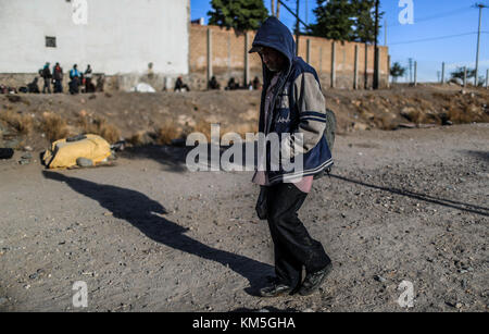 Die Zahl der Menschen, die zwischen Migration, Unnachgiebigkeit, Marginalisierung, Armut und Drogen gefangen sind, nimmt zu, sie verbringen Tage und Nächte auf der Straße neben den Gleisen und dem mexikanischen Bahnhof zwischen den Stadtteilen San Luis und Las Amapolas. Der nördliche Ausgang von Hermosillo, Sonora, Mexiko. Viele reisen nach Norden auf der Suche nach dem amerikanischen Traum, andere gehen und kehren von Grenzgemeinden wie Nogales, Agua Prieta, Sásabe und Altar zurück, um mit den Drogenkartellen zu arbeiten, die Kokain- und Marihuana-Pakete überqueren, die die Dugla-Wüste, Tucson, Calexico und Maricopa nach irgendwo in die USA durchqueren Stockfoto