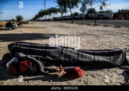 Die Zahl der Menschen, die zwischen Migration, Unnachgiebigkeit, Marginalisierung, Armut und Drogen gefangen sind, nimmt zu, sie verbringen Tage und Nächte auf der Straße neben den Gleisen und dem mexikanischen Bahnhof zwischen den Stadtteilen San Luis und Las Amapolas. Der nördliche Ausgang von Hermosillo, Sonora, Mexiko. Viele reisen nach Norden auf der Suche nach dem amerikanischen Traum, andere gehen und kehren von Grenzgemeinden wie Nogales, Agua Prieta, Sásabe und Altar zurück, um mit den Drogenkartellen zu arbeiten, die Kokain- und Marihuana-Pakete überqueren, die die Dugla-Wüste, Tucson, Calexico und Maricopa nach irgendwo in die USA durchqueren Stockfoto