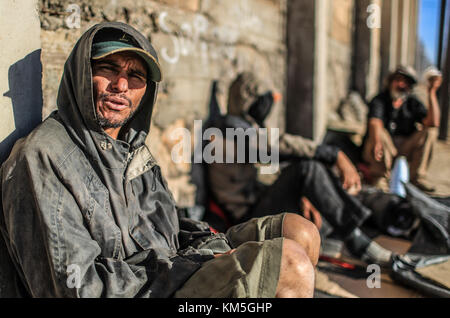 Die Zahl der Menschen, die zwischen Migration, Unnachgiebigkeit, Marginalisierung, Armut und Drogen gefangen sind, nimmt zu, sie verbringen Tage und Nächte auf der Straße neben den Gleisen und dem mexikanischen Bahnhof zwischen den Stadtteilen San Luis und Las Amapolas. Der nördliche Ausgang von Hermosillo, Sonora, Mexiko. Viele reisen nach Norden auf der Suche nach dem amerikanischen Traum, andere gehen und kehren von Grenzgemeinden wie Nogales, Agua Prieta, Sásabe und Altar zurück, um mit den Drogenkartellen zu arbeiten, die Kokain- und Marihuana-Pakete überqueren, die die Dugla-Wüste, Tucson, Calexico und Maricopa nach irgendwo in die USA durchqueren Stockfoto