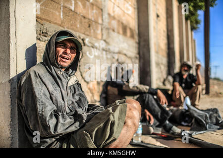 Die Zahl der Menschen, die zwischen Migration, Unnachgiebigkeit, Marginalisierung, Armut und Drogen gefangen sind, nimmt zu, sie verbringen Tage und Nächte auf der Straße neben den Gleisen und dem mexikanischen Bahnhof zwischen den Stadtteilen San Luis und Las Amapolas. Der nördliche Ausgang von Hermosillo, Sonora, Mexiko. Viele reisen nach Norden auf der Suche nach dem amerikanischen Traum, andere gehen und kehren von Grenzgemeinden wie Nogales, Agua Prieta, Sásabe und Altar zurück, um mit den Drogenkartellen zu arbeiten, die Kokain- und Marihuana-Pakete überqueren, die die Dugla-Wüste, Tucson, Calexico und Maricopa nach irgendwo in die USA durchqueren Stockfoto