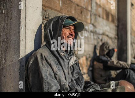 Die Zahl der Menschen, die zwischen Migration, Unnachgiebigkeit, Marginalisierung, Armut und Drogen gefangen sind, nimmt zu, sie verbringen Tage und Nächte auf der Straße neben den Gleisen und dem mexikanischen Bahnhof zwischen den Stadtteilen San Luis und Las Amapolas. Der nördliche Ausgang von Hermosillo, Sonora, Mexiko. Viele reisen nach Norden auf der Suche nach dem amerikanischen Traum, andere gehen und kehren von Grenzgemeinden wie Nogales, Agua Prieta, Sásabe und Altar zurück, um mit den Drogenkartellen zu arbeiten, die Kokain- und Marihuana-Pakete überqueren, die die Dugla-Wüste, Tucson, Calexico und Maricopa nach irgendwo in die USA durchqueren Stockfoto