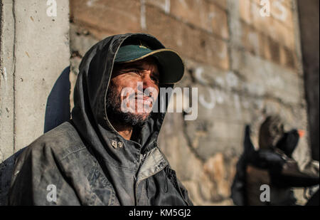 Die Zahl der Menschen, die zwischen Migration, Unnachgiebigkeit, Marginalisierung, Armut und Drogen gefangen sind, nimmt zu, sie verbringen Tage und Nächte auf der Straße neben den Gleisen und dem mexikanischen Bahnhof zwischen den Stadtteilen San Luis und Las Amapolas. Der nördliche Ausgang von Hermosillo, Sonora, Mexiko. Viele reisen nach Norden auf der Suche nach dem amerikanischen Traum, andere gehen und kehren von Grenzgemeinden wie Nogales, Agua Prieta, Sásabe und Altar zurück, um mit den Drogenkartellen zu arbeiten, die Kokain- und Marihuana-Pakete überqueren, die die Dugla-Wüste, Tucson, Calexico und Maricopa nach irgendwo in die USA durchqueren Stockfoto