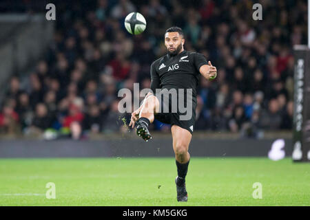 London, Großbritannien. November 2017. Lima Sopoaga (22), die beim Killik Cup Rugby-Spiel zwischen Barbarians FC und Neuseeland in London, Großbritannien, am 4. November 2017 eine Line-Out-Runde machte. Quelle: Jürgen Keßler/dpa/Alamy Live News Stockfoto