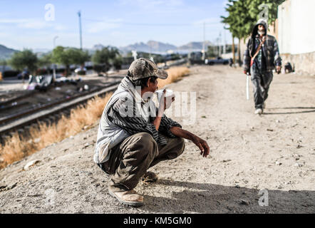 Die Zahl der Menschen, die zwischen Migration, Unnachgiebigkeit, Marginalisierung, Armut und Drogen gefangen sind, nimmt zu, sie verbringen Tage und Nächte auf der Straße neben den Gleisen und dem mexikanischen Bahnhof zwischen den Stadtteilen San Luis und Las Amapolas. Der nördliche Ausgang von Hermosillo, Sonora, Mexiko. Viele reisen nach Norden auf der Suche nach dem amerikanischen Traum, andere gehen und kehren von Grenzgemeinden wie Nogales, Agua Prieta, Sásabe und Altar zurück, um mit den Drogenkartellen zu arbeiten, die Kokain- und Marihuana-Pakete überqueren, die die Dugla-Wüste, Tucson, Calexico und Maricopa nach irgendwo in die USA durchqueren Stockfoto