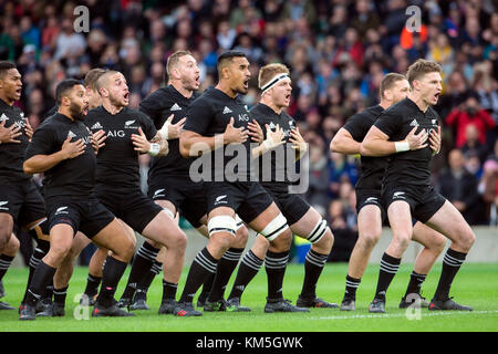 London, Großbritannien. November 2017. Haka von den All Blacks während des Killik Cup Rugby-Spiels zwischen Barbarians FC und Neuseeland in London, Großbritannien, 4. November 2017. Von links nach rechts: Waisake Naholo (All Blacks, 14), Lima Sopoaga (All Blacks, 22), TJ Perenara (All Blacks, 9), Luke Romano (All Blacks, 4), Jerome Kaino (All Blacks, 8), Sam Cane (All Blacks, 20), Tawera Kerr-Barlow (All Blacks, 21) und Beauden Barrett (All Blacks, 10). Quelle: Jürgen Keßler/dpa/Alamy Live News Stockfoto