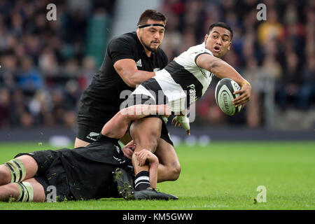 London, Großbritannien. November 2017. Julian Savea (R, 14) wurde von Kane Hames (All Blacks, 1) und TJ Perenara (All Blacks, 9) während des Killik Cup Rugby-Spiels zwischen Barbarians FC und Neuseeland am 4. November 2017 in London, Großbritannien, besiegt. Er schaffte es jedoch, den Ball an Kwagga Smith (Barbaren, 7) zu übergeben. Quelle: Jürgen Keßler/dpa/Alamy Live News Stockfoto