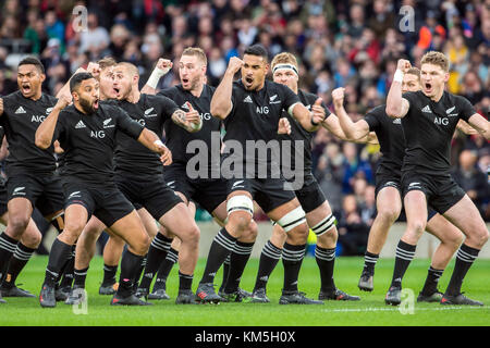 London, Großbritannien. November 2017. Haka von den All Blacks während des Killik Cup Rugby-Spiels zwischen Barbarians FC und Neuseeland in London, Großbritannien, 4. November 2017. Von links nach rechts: Waisake Naholo (alle Schwarzen, 14), Lima Sopoaga (alle Schwarzen, 22), TJ Perenara (alle Schwarzen, 9), Luke Romano (alle Schwarzen, 4), Jerome Kaino (alle Schwarzen, 8), Sam Cane (alle Schwarzen, 20), Tawera Kerr-Barlow (alle Schwarzen, 21) und Beauden Barrett (alle Schwarze, 10) am rechten Rand. Quelle: Jürgen Keßler/dpa/Alamy Live News Stockfoto