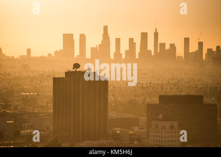 Hollywood, Kalifornien, USA. Dezember 2017. Blick auf Hollywood und Downtown Los Angeles vom Hubschrauberlandeplatz des Loews Hotel in Hollywood, Kalifornien. Quelle: Morgan Lieberman/ZUMA Wire/Alamy Live News Stockfoto