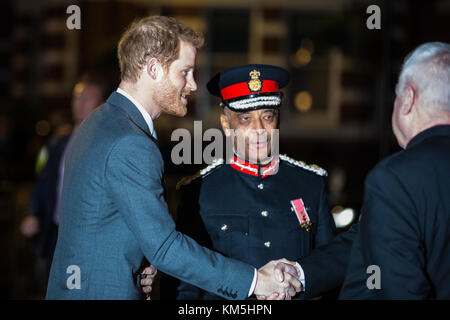 London, Großbritannien. 4. Dez, 2017. Prinz Harry kommt die Londoner Feuerwehr carol Service an der Westminster Kathedrale zu besuchen. Die jährlichen Service verfügt über festliche Lesungen und traditionelle Weihnachtslieder für die Londoner Feuerwehr uniformierte und nicht-uniformierte Mitarbeiter und ihre Familien sowie Pensionierte ex-Kollegen. Credit: Mark kerrison/alamy leben Nachrichten Stockfoto