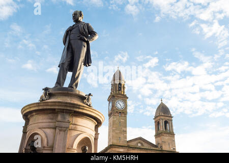 Paisley, Schottland, Großbritannien. 4. Dez, 2017. UK Wetter - Winter Sonne in Paisley und auf eine Statue von Peter Mäntel, am besten für sein Geschenk der freien Bibliothek und Museum der Stadt erinnert. Paisley - für de Stadt der Kultur 2021 in die engere Wahl - erwartet die Benennung der Siegerstadt am Donnerstag. Die anderen hoffnungsvoll in die engere Wahl Städte sind Coventry, Stoke-on-Trent, Sunderland und Swansea Credit: Kay Roxby/Alamy leben Nachrichten Stockfoto