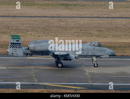 Gunsan/Südkorea. 3 Dez, 2017. Ein US Air Force A-10 Thunderbolt II Erdkampfflugzeug, zu der 25 Fighter squadron zugeordnet, Taxis, eine Startbahn während der Übung wachsam Ace am Osan Flughafen Dezember 3, 2017 in PYEONGTAEK, Südkorea. Hunderte von Flugzeugen, die von den Vereinigten Staaten und Südkorea beteiligen sich an der massiven Luft ausüben. Credit: planetpix/alamy leben Nachrichten Stockfoto