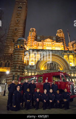 London, Großbritannien. 4. Dez, 2017. Londoner Feuerwehr Kadetten und Personal Tragezeit einheitliche stehen vor der 1954 merryweather Rüstwagen vintage Fire Engine außerhalb Westminster Cathedral vor der Ankunft der Prinz Harry die Londoner Feuerwehr carol Service zu besuchen. Die jährlichen Service verfügt über festliche Lesungen und traditionelle Weihnachtslieder für die Londoner Feuerwehr uniformierte und nicht-uniformierte Mitarbeiter und ihre Familien sowie Pensionierte ex-Kollegen. Credit: Mark kerrison/alamy leben Nachrichten Stockfoto