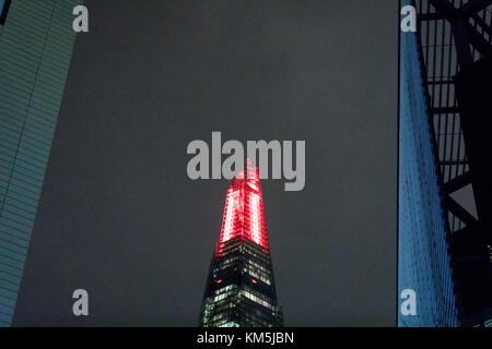 London, Großbritannien. 4. Dez, 2017. Der Shard Weihnachten Light Show gestartet wird. Die Installation, wie Europas höchste Licht Show beschrieben wird von der Oberseite des 95-stöckigen London Bridge Wolkenkratzer projiziert. copyright carolmoir/alamylivenews. Credit: Carol moir/alamy leben Nachrichten Stockfoto