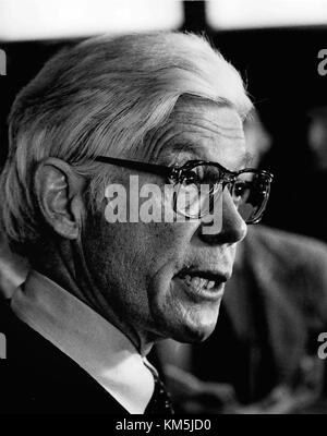 JOHN B. ANDERSON (* 15. Februar 1922 bis 3. Dezember 2017) war ein US-Kongressabgeordneter und Präsidentschaftskandidat aus Illinois. Als Mitglied der Republikanischen Partei vertrat er von 1961 bis 1981 den 16. Kongressbezirk von Illinois. 1980 führte er eine unabhängige Wahlkampagne für den Präsidenten durch, bei der er 6,6 % der Stimmen einnahm. BILD: 3. März 1980 – New York, New York, USA – republikanischer Kandidat für die Nominierung für das Amt des Präsidenten, Kongressabgeordneter JOHN ANDERSON, kam nach einer guten Vorstellung in den Vorwahlen von Vermont und Massachusetts durch den Flughafen La Guardia. (Kreditbild: © Keystone USA via ZUM Stockfoto