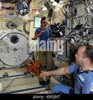 Internationale Raumstation, Erdumlaufbahn. Dezember 2017. Expedition 53 der russische Kosmonaut Sasha Misurkin (rechts) und der amerikanische Astronaut Joe Acaba (links) während eines Tests des Schülerprojekts Zero Robotics an Bord der Internationalen Raumstation am 4. Dezember 2017 im Earth Orbit. Zero Robotics ist ein Robotik-Programmierwettbewerb für Schüler der High School und Middle School, der SPHERES-Satelliten innerhalb der Internationalen Raumstation nutzt. Quelle: Planetpix/Alamy Live News Stockfoto