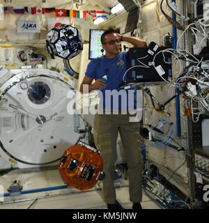 Internationale Raumstation, Erdumlaufbahn. Dezember 2017. Expedition 53 US-amerikanischer Astronaut Joe Acaba während eines Tests des Studentenprojekts Zero Robotics an Bord der Internationalen Raumstation am 4. Dezember 2017 in der Erdumlaufbahn. Zero Robotics ist ein Robotik-Programmierwettbewerb für Schüler der High School und Middle School, der SPHERES-Satelliten innerhalb der Internationalen Raumstation nutzt. Quelle: Planetpix/Alamy Live News Stockfoto